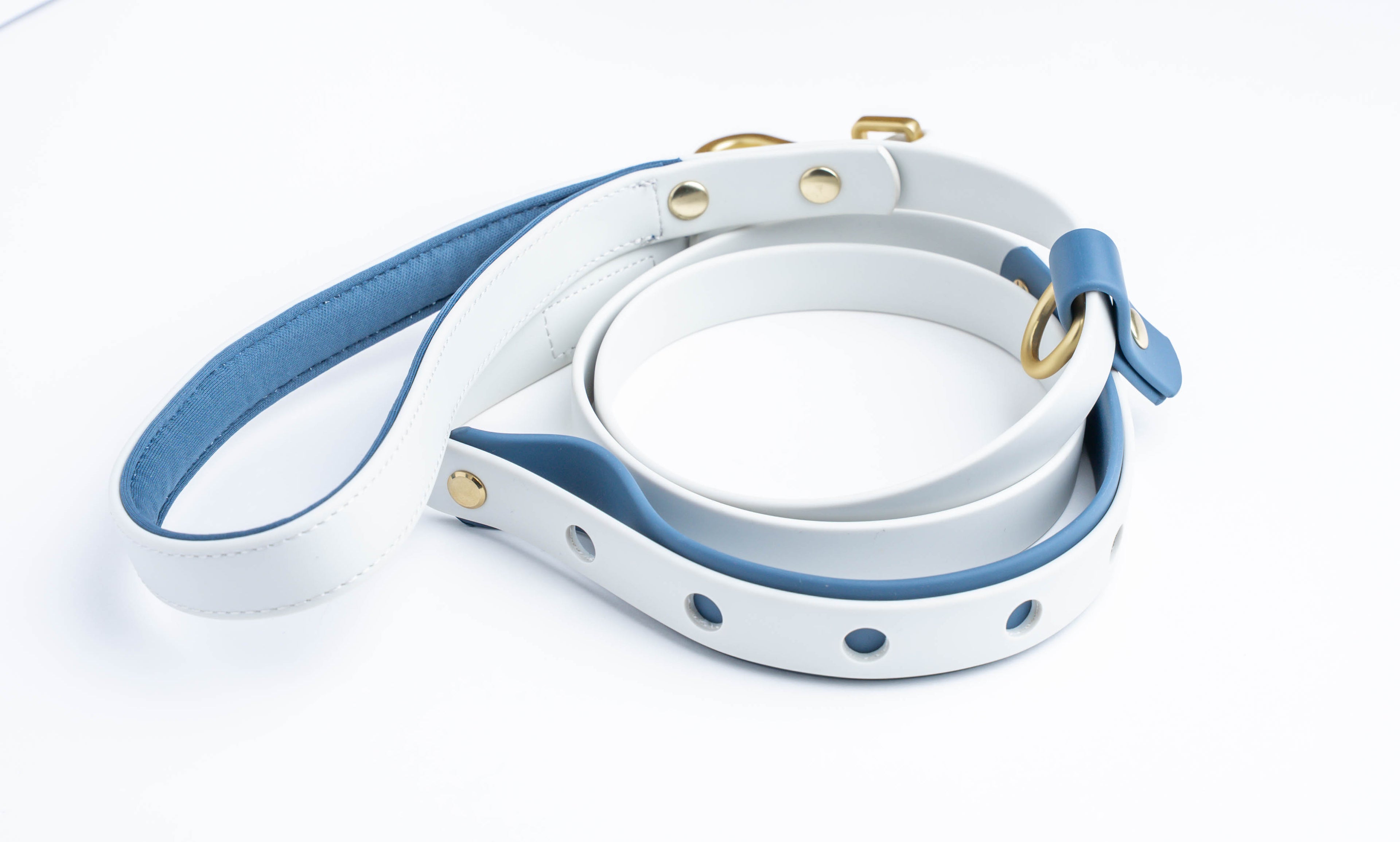 Dog leash in gray color and dark blue to add pins or charms colorful and customizable. 